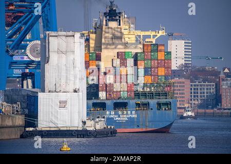 HHLA Container-Terminal Tollerort, Containerschiff Hyundai Singapore beim Be- und Entladen, Hamburg, Deutschland Stockfoto