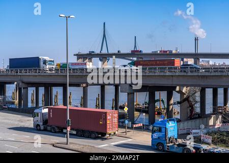 Die Koehlbrandbrücke im Hamburger Hafen, hinten, vordere Lkw am Waltershoferdam, Zugang zum HHLA Containerterminal Burchardkai, Mitte Stockfoto