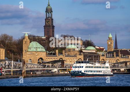 Landungsbrücken, Kirchturm Michel, Ausflugsschiff auf der Elbe, Hamburg, Deutschland Stockfoto