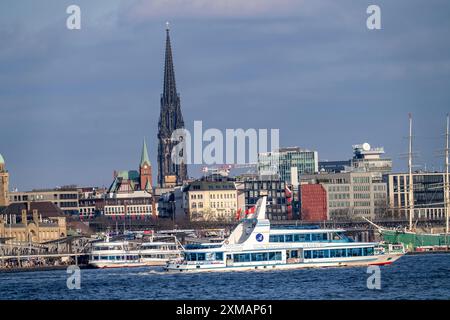 Ausflugsboot, große Hafenrundfahrt, auf der Elbe, Skyline, Landungsbrücken, Hamburg, Deutschland Stockfoto