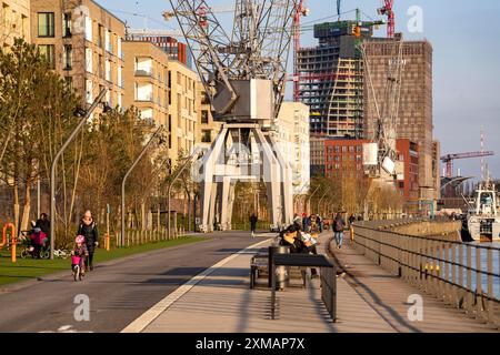 Promenade Kirchenpauerkai, Hafencity Hamburg, neuer Stadtteil an der Elbe, an der Stelle des ehemaligen Freihafens, Wohneinheiten für 14, 000 Personen Stockfoto