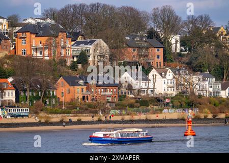 Oevelgoenne Stadtteil Othmarschen, an der Elbe, Elbstrand, Häuser unterhalb der Elbchaussee, Ausflugsboot, Hamburg, Deutschland Stockfoto