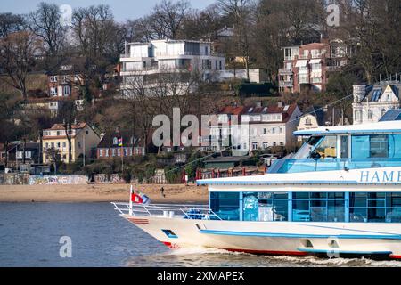 Oevelgoenne Stadtteil Othmarschen, an der Elbe, Elbstrand, Häuser unterhalb der Elbchaussee, Ausflugsboot, Hamburg, Deutschland Stockfoto