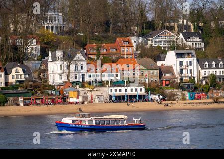 Oevelgoenne Stadtteil Othmarschen, an der Elbe, Elbstrand, Häuser unterhalb der Elbchaussee, Ausflugsboot, Hamburg, Deutschland Stockfoto