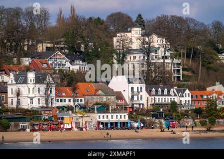 Der Oevelgoenne-Stadtteil Othmarschen, an der Elbe, Elbstrand, Häuser unterhalb der Elbchaussee, Hamburg, Deutschland Stockfoto