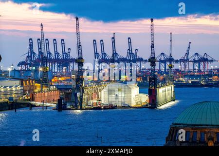 Hamburger Hafen, Blick auf die Werft Blohm + Voss, Dock 11, Abend, Krane der Containerterminals, Hamburg Deutschland Stockfoto