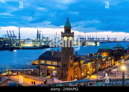 Hamburger Hafen, Blick über die St. Pauli Landungsbrücken, Pegelturm, zur Werft Blohm + Voss, abends Krane des Containers Stockfoto