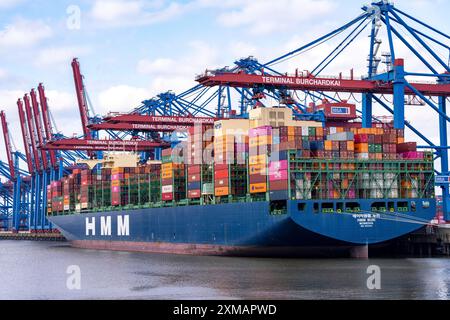 HMM Nuri Containerfrachter am HHLA Containerterminal Burchardkai im Waltershofer Hafen, beladen, Kapazität bis 16000 TEU, Hamburg Stockfoto