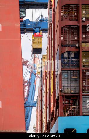 Entladung des Containerfrachters Magleby Maersk am EUROGATE Containerterminal im Waltershofer Hafen, einem der größten Containerschiffe in der Stockfoto