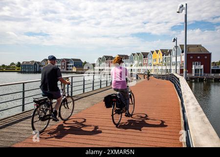 Kleine Stadt Houten in der Nähe von Utrecht, Fahrräder haben Priorität in der Stadt von 50, 000 Einwohnern, großzügige Radwege, viele Freizeitgebiete, Wassergebiete Stockfoto