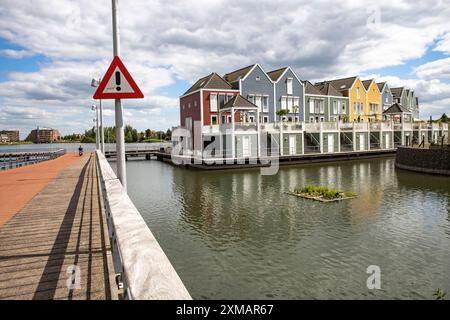 Kleine Stadt Houten in der Nähe von Utrecht, Fahrräder haben Priorität in der Stadt von 50, 000 Einwohnern, großzügige Radwege, viele Freizeitgebiete, Wassergebiete Stockfoto