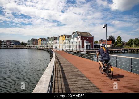 Kleine Stadt Houten in der Nähe von Utrecht, Fahrräder haben Priorität in der Stadt von 50, 000 Einwohnern, großzügige Radwege, viele Freizeitgebiete, Wassergebiete Stockfoto