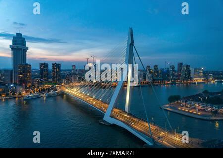 Die Skyline von Rotterdam, mit der Erasmus-Brücke über die Nieuwe Maas, Niederlande Stockfoto