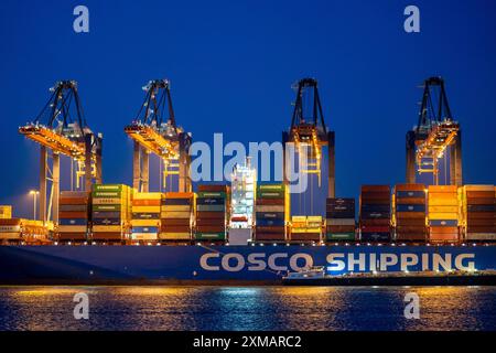 Containerschiff der Reederei Cosco Shipping, CSCL SATURN, wird be- und entladen, Euromax Container Terminal, Containerfrachter, in Stockfoto