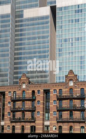 Die Skyline von Rotterdam, auf der Nieuwe Maas, Wolkenkratzer im Bezirk Kop van Zuid, Niederlande, Rijnhaven Stockfoto