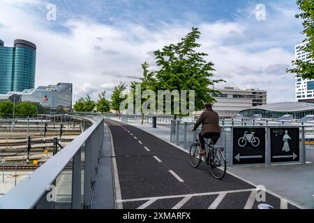 Utrecht, Niederlande, die Moreelse brug, Fußgänger- und Radfahrerbrücke über die Gleise von Utrecht Centraal, Hauptbahnhof, Rabobank Stockfoto