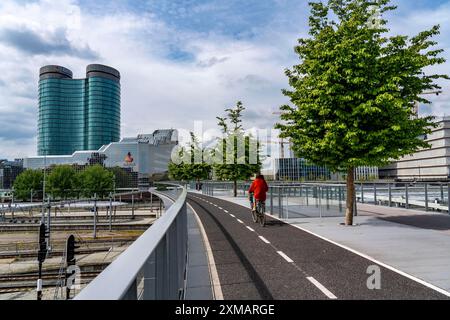 Utrecht, Niederlande, die Moreelse brug, Fußgänger- und Radfahrerbrücke über die Gleise von Utrecht Centraal, Hauptbahnhof, Rabobank Stockfoto