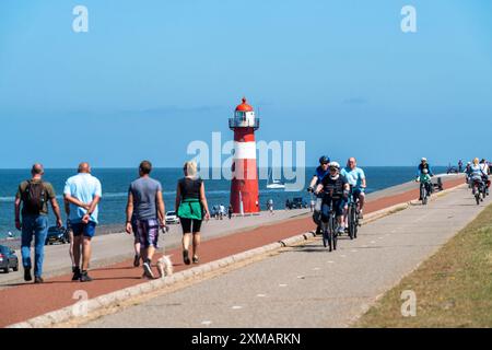 Nordseedeich bei Westkapelle, Leuchtturm Westkapelle Laag, Radfahrer auf dem Zeeuwse Wind Route Radweg, Provinz Zeeland, Walcheren Stockfoto