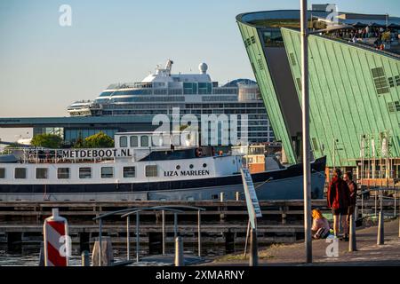 Kreuzfahrtschiff am Kreuzfahrtterminal, Kreuzfahrtschiff Passagierterminal, Nemo Museum, Schiffe im Hafen von Oosterdok, Amsterdam, Niederlande Stockfoto