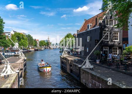 Sint Antoniesluis, am Oudeschans-Kanal, Bootstour auf dem Kanal, Café, de Sluyswacht, Amsterdam, Niederlande Stockfoto