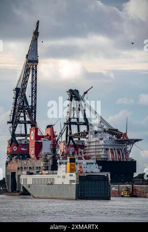 Petroleumhafen, Fähre Roro an der Ausfahrt, dahinter der größte Schwimmkran der Welt, Heerema Sleipnir, aus Rotterdam, Niederlande Stockfoto