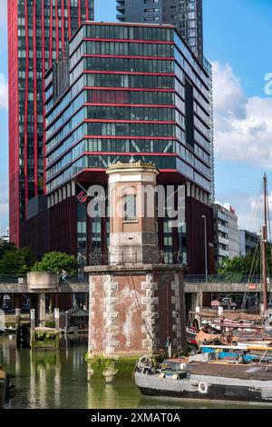 Rotterdam Stadtzentrum, Oudehaven, historischer Hafen, historische Schiffe, moderne Stadtkulisse, Niederlande Stockfoto