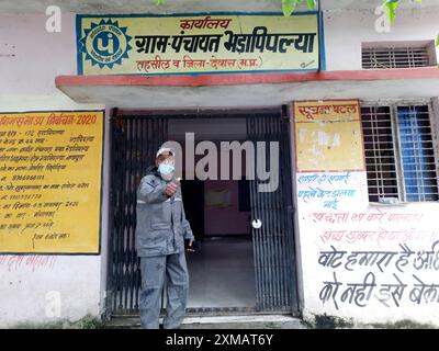 16. September 2021 Dewas, Madhya Pradesh, Indien. Gramm Sevak gibt die Daumen hoch, nachdem er die Klappe des Bharatiya Gram Panchayat Gebäudes geöffnet hat. Stockfoto