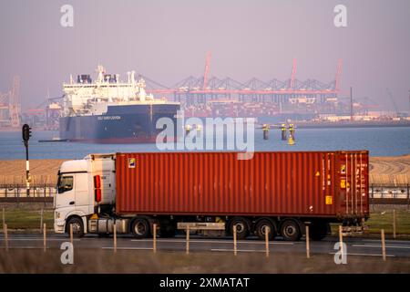 LNG-Tankschiff Rudolf Samoylowitsch, für Flüssigerdgas im Seehafen Rotterdam, Maasvlakte2, Containerwagen, Rotterdam Niederlande Stockfoto