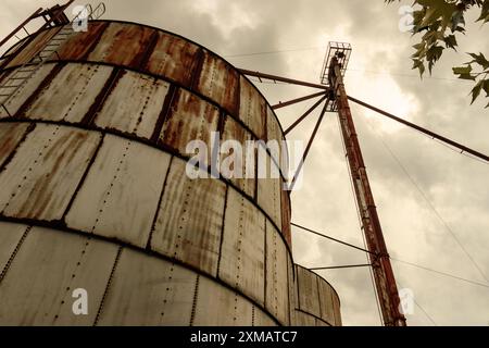 Historische Mühle und Getreideanlage in Buda, Texas. Verfügt über ein Metallsilo, rostiges Gerüst. Perfekt für die Suche nach ländlicher Architektur. Stockfoto