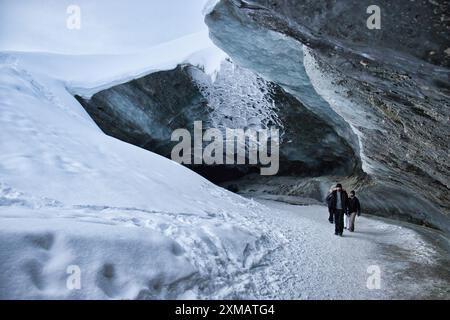 Delta Junction, Alaska - 14. Januar 2024: Menschen gehen an einem kalten Wintertag aus der Castner Cave. Stockfoto