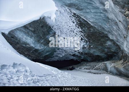 Eis auf der Castner Cave, einer Eishöhle in Alaska an einem kalten Wintertag. Stockfoto