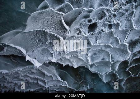 Eis an der Decke der Castner Cave an einem Wintertag in Alaska. Stockfoto