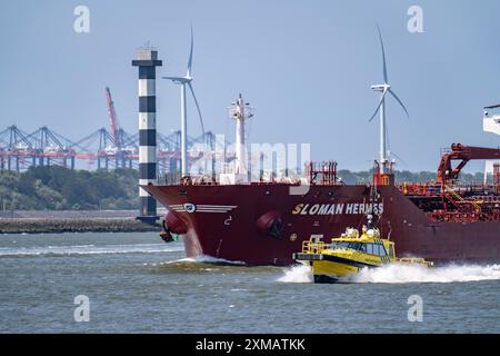 Chemikalientanker Sloman Hermes und Crew Transit Schiff SC Emerald, Sima Charters, Blick vom Hoek van Holland zum Hafeneingang zum Stockfoto