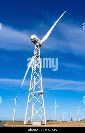 Zweiflügelrotor, Windturbine mit zwei Rotorblättern von 2-B Energy im Industriehafen Eemshaven, Windturbine, Windkraftwerk Stockfoto