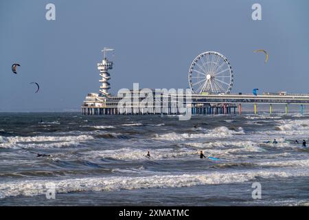 Blick über den Strand von Scheveningen, der Pier mit Riesenrad gehört zur Stadt Haag und ist der größte Badeort in den Niederlanden Stockfoto