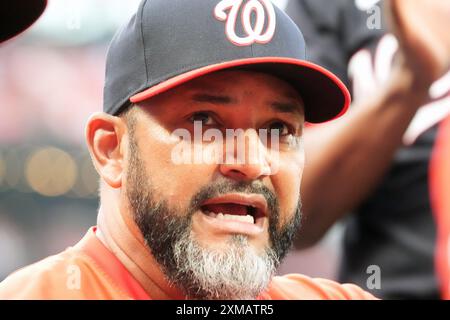 St. Louis, Usa. Juli 2024. Dave Martinez, Manager der Washington Nationals, spricht mit einem seiner Trainer während des dritten Inning gegen die St. Louis Cardinals im Busch Stadium in St. Louis am Freitag, den 26. Juli 2024. Foto: Bill Greenblatt/UPI Credit: UPI/Alamy Live News Stockfoto