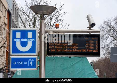 Beschilderung für einen U-Bahnhof in Düsseldorf, Königsallee, Schautafel für Straßenbahnabfahrten, Videoüberwachung Stockfoto