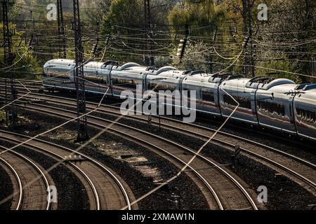 Eisenbahn, Gleise, Schienen, Infrastruktur, Freileitungen, Eisenbahnstrecke zwischen Essen und Duisburg, ICE-Zug, Deutschland Stockfoto