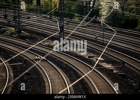 Eisenbahn, Gleise, Schienen, Infrastruktur, Freileitungen, Eisenbahnstrecke zwischen Essen und Duisburg Stockfoto