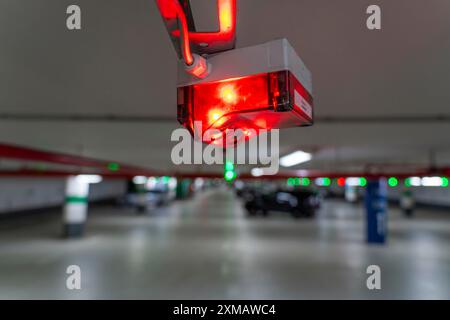 Tiefgaragenparkplätze, Parkhäuser, rote oder grüne Lampen an der Decke zeigen dem Fahrer an, ob ein Parkplatz frei oder besetzt ist und damit Stockfoto