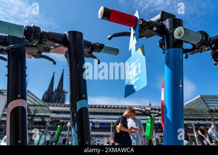 Am Breslauer Platz, vor dem Kölner Hauptbahnhof, parken zahlreiche Elektroroller, teilweise ausgeschildert Stockfoto