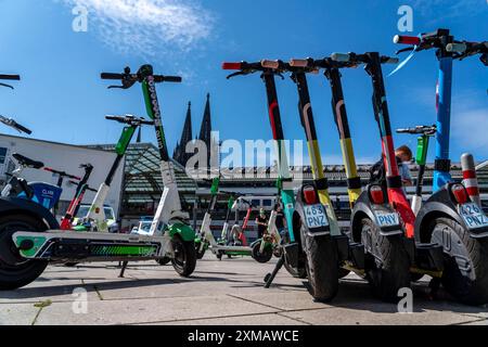 Am Breslauer Platz, vor dem Kölner Hauptbahnhof, parken zahlreiche Elektroroller, teilweise ausgeschildert Stockfoto