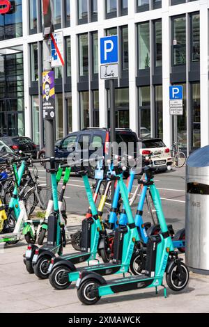 Am Breslauer Platz, vor dem Kölner Hauptbahnhof, parken zahlreiche Elektroroller, teilweise ausgeschildert Stockfoto
