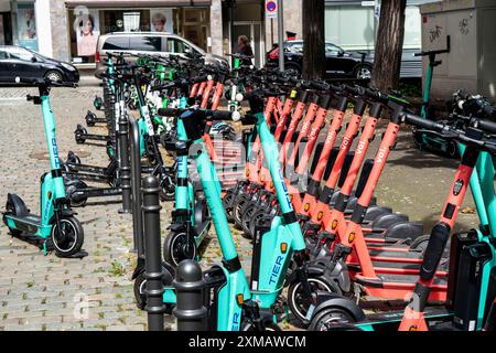 Elektroroller, E-Scooter werden in großer Zahl an der Burgmauer, vor dem Kölner Dom, teilweise gesetzlicher Parkplatz, geparkt Stockfoto