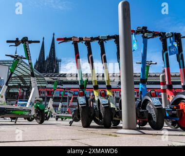 Am Breslauer Platz, vor dem Kölner Hauptbahnhof, parken zahlreiche Elektroroller, teilweise ausgeschildert Stockfoto