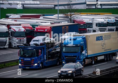Starker Verkehr auf der A2 am Tankstelle Bottrop-Sued, überfüllter LKW-Parkplatz am Abend, Bottrop, Nordrhein-Westfalen, Deutschland Stockfoto