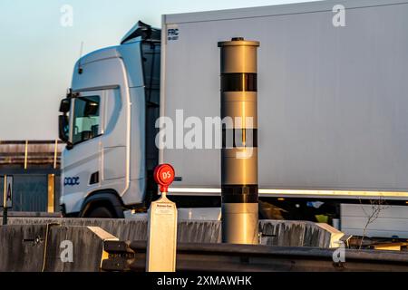 Radarkameras, Geschwindigkeitsüberwachung Radar, Messsystem POLISCAN, auf der Autobahn A40, auf der Rheinbrücke Neuenkamp, Duisburg, Nord Stockfoto