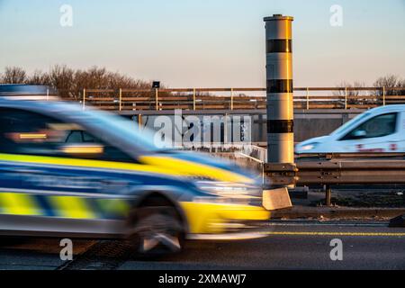 Radarkameras, Geschwindigkeitsüberwachung Radar, Messsystem POLISCAN, auf der Autobahn A40, auf der Rheinbrücke Neuenkamp, Duisburg, Nord Stockfoto