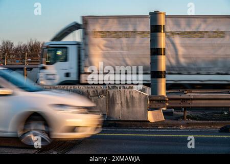 Radarkameras, Geschwindigkeitsüberwachung Radar, Messsystem POLISCAN, auf der Autobahn A40, auf der Rheinbrücke Neuenkamp, Duisburg, Nord Stockfoto