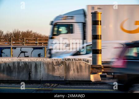 Radarkameras, Geschwindigkeitsüberwachung Radar, Messsystem POLISCAN, auf der Autobahn A40, auf der Rheinbrücke Neuenkamp, Duisburg, Nord Stockfoto